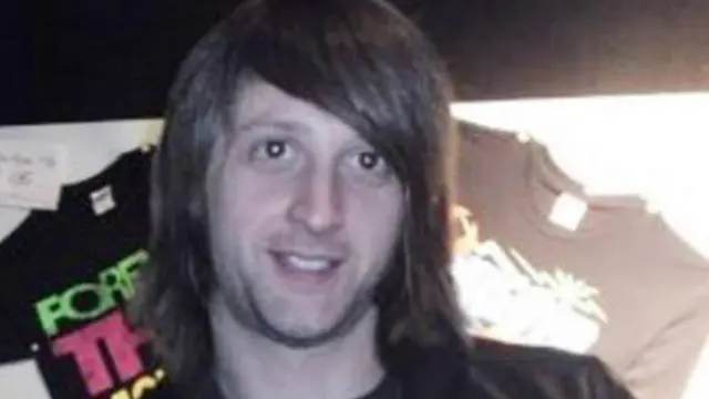 尼克·亞歷山大在巴塔克蘭音樂廳任售貨員