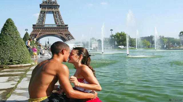 Làm bớt cái nóng tại Jardins du Trocadéro ở Paris
(Ảnh: Pascal Le Segretain/Getty Images)