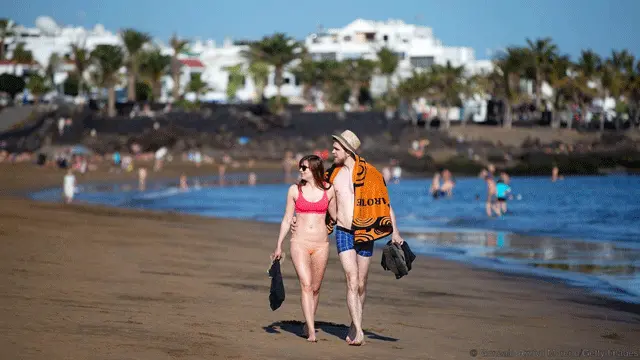 Đi dạo tại bãi biển Puerto del Carmen ở Lanzarote, Tây Ban Nha (Ảnh: Gonzalo Arroyo Moreno Getty Images)