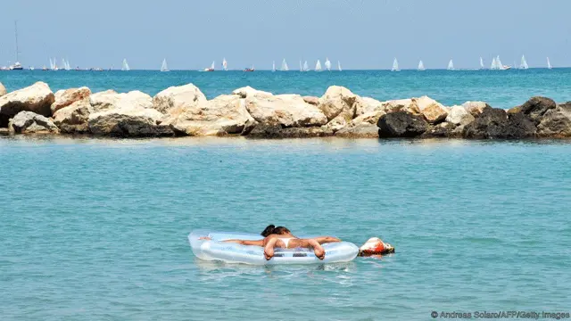 Tắm nắng ở Biển Adriatic (Ảnh: Andreas Solaro AFP Getty Images)