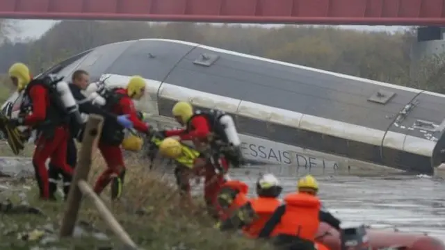 په انځور کې ښکاري، چې د اورګاډي مخکینۍ برخه په اوبو کې ډېره کمه ډوبه شوې، خو د پټلۍ پر څنډو د اورګاډي ځینې ټوټې پرتې دي.