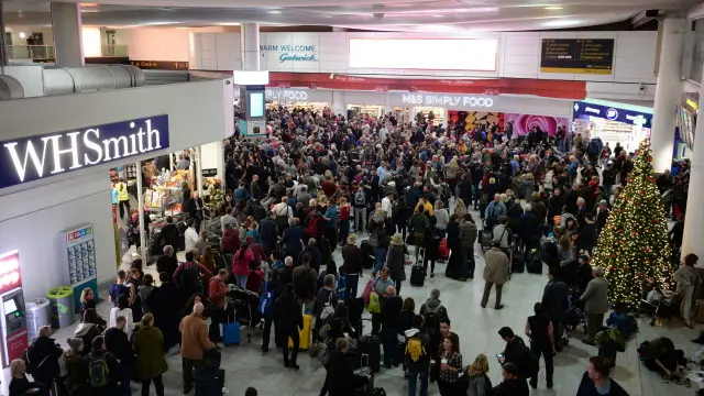Люди в аэропорту Гатвик