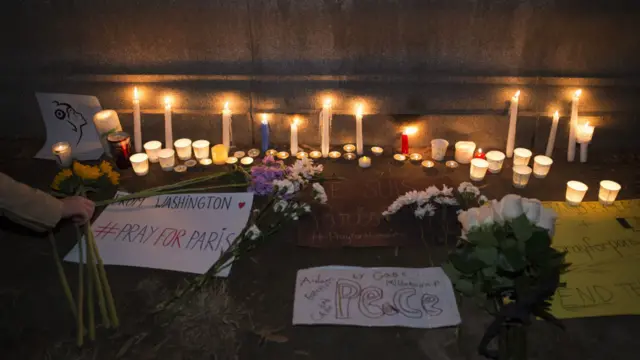 美国华盛顿为巴黎袭击死难者致意的鲜花