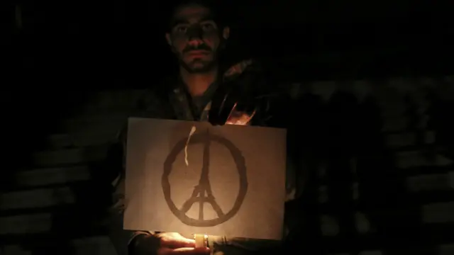 一位叙利亚人在被叛军控制的叙利亚城市杜马，向巴黎恐怖袭击的死难者致哀。