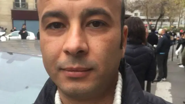 سیفر الجیریا کا باشندہ ہے اور وہ اس علاقے میں رہتا ہے جہاں مسلمانوں کی مخلوط آبادی ہے