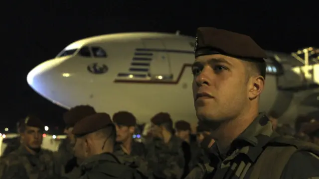法國軍隊士兵在戴高樂機場凖備出發