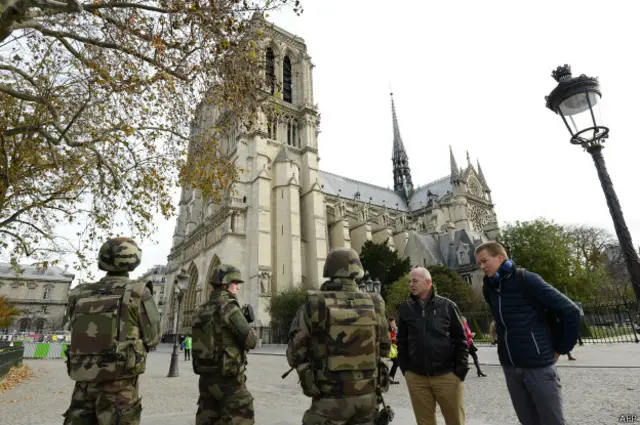В Нотр Дам де Пари в воскресенье пройдет вечерняя служба по погибшим в нападениях
