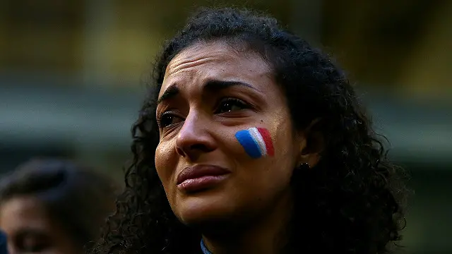 Una mujer llorando 