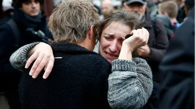 Paris cümə gecəsi baş vermiş hücumlardan sonra yas içindədir