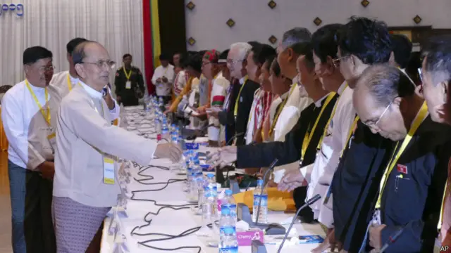Tổng thống Myanmar Thein Sein gặp gỡ đại diện các đảng phái và hướng tới việc chuyển giao quyền lực một cách suôn sẻ cho đảng NLD