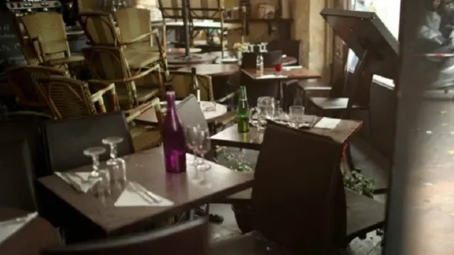 آثار الهجوم الدامي ليل الجمعة على مقهى كازا نوسترا