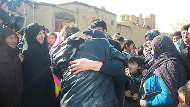 د خوشي شویو خپلوانو د هغوی تود هرکلی وکړ.