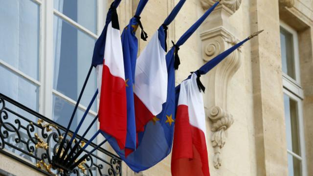 爱丽舍宫法国国旗绑黑丝带，向暴利袭击事件中的遇难者表示哀悼。