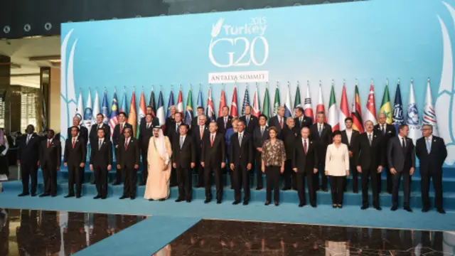 در آغاز نشست سران گروه بیست، رهبران جهان به احترام کشتهشدگان حملات پاریس و انفجارهای ماه گذشته آنکارا یک دقیقه سکوت کردند