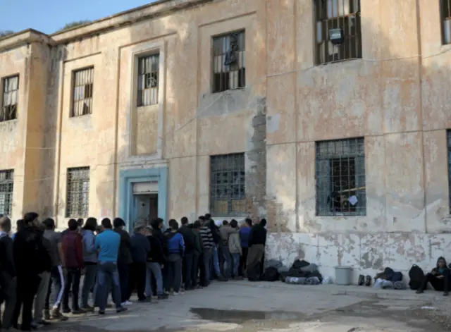 Очередь за продуктами. Мигранты и беженцы на острове Лерос.