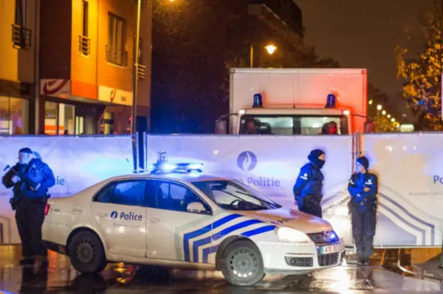 Бельгийская полиция в оцеплении на улице, где были произведены аресты