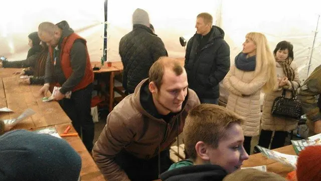 Футболіcт Роман Зозуля роздає автографи учасникам "Виборфесту"