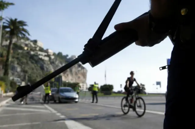 Автомат в руках у французского полицейского на границе с Италией