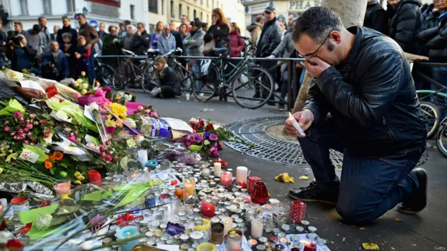 پیرس میں جمعے کو ہونے والے حملوں کے بعد ہلاک اور زخمی ہونے والے افراد کے لیے دعائیہ تقریبات کا اہتمام کیا گیا