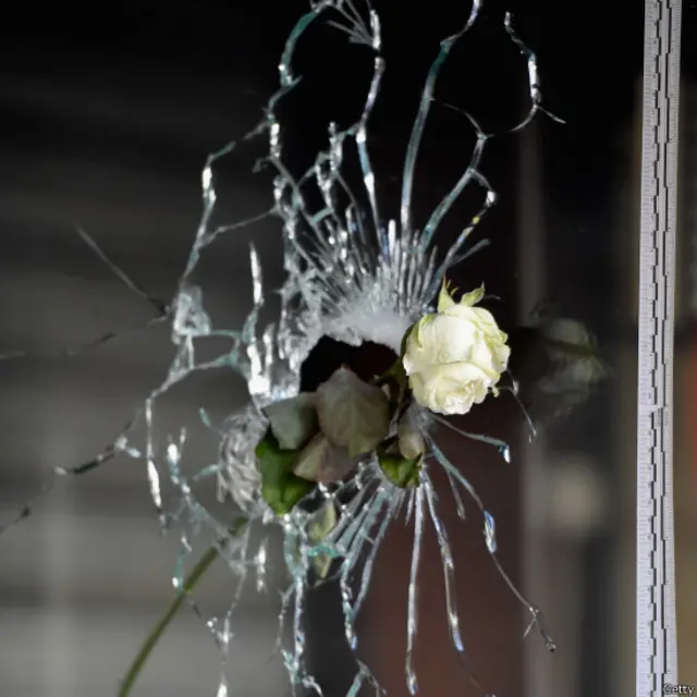 ان حملوں میں چھ مقامات کو نشانہ بنایا گیا تھا جن میں سٹیڈیم، کنسرٹ ہال، اور ریستوارن شامل ہیں۔ حملوں کے بعد کئی راک بینڈز نے اپنی آئندہ کی پرفارمنسز بھی منسوخ کر دی ہیں