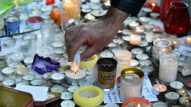 ان دعائیہ تقریبات میں لوگ پھول رکھ کر اور شمعیں روشن کر کے متاثرین کے ساتھ ہمدردی کا اظہار کر رہے ہیں