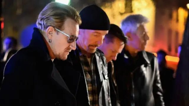 فريق "يو2" خلال مراسم تأبين بالقرب من مسرح باتاكلون في باريس يوم السبت.