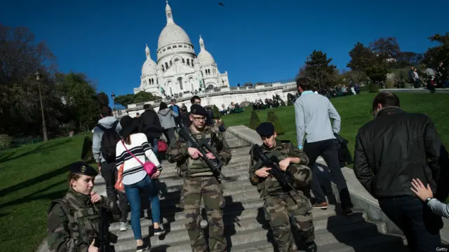 فرانس میں سکیورٹی سخت کر دی گئی ہے اور اہم مقامات پر پولیس اور فوجی اہلکار تعینات کیے گئے ہیں