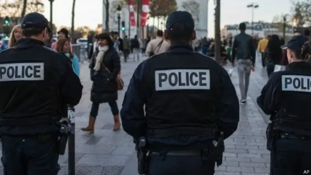 فرانس میں سکیورٹی سخت کر دی گئی ہے اور مختلف مقامات پر پولیس اور فوجی اہلکار تعینات ہیں