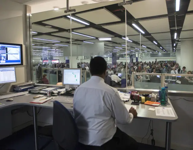 Контрольный пост в аэропорту Гатвик