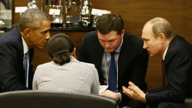 根据电视画面,奥巴马与普京在G20峰会时在场边谈话。