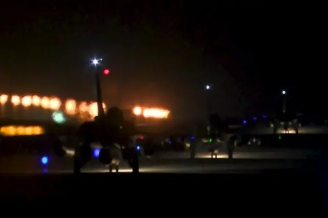 طائرات فرنسية في أثناء إقلاعها من مكان غير معلوم للمشاركة في غارات تقول السلطات الفرنسية إنها استهدفت مواقع لتنظيم الدولة الإسلامية في الرقة.