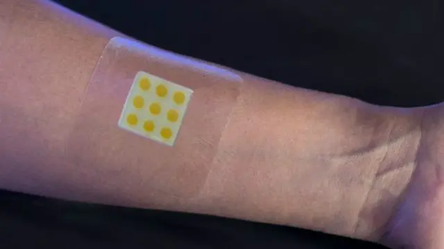 یہ طبی پٹی بیکٹیریا کا پتہ چلنے پر چمکیلے رنگ بکھیرتی ہے