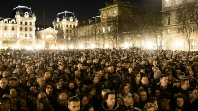 Warga Paris berkumpul di depan Katedral Notre Dame seusai insiden penembakan.