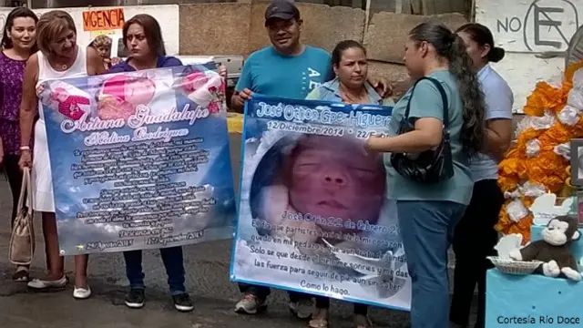 Protesta de padres de los bebés fallecidos frente al hospital