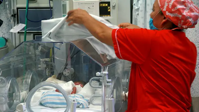 Bebé en una incubadora en un hospital de México (archivo)