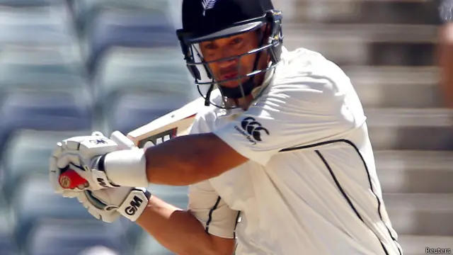 ۳۱ کلن راس ټېلر خپله لومړنی غبرګه سليزه د استراليا پر خلاف ووهله او وړاندې له دې چې وسوځي ۲۹۰ منډې يې وکړې