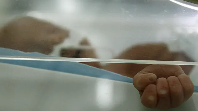 Bebé en un hospital (archivo)