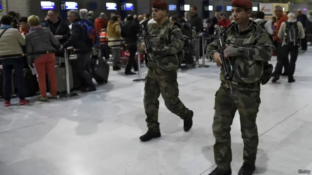 Keamanan diperketat di tempat-tempat umum setelah serangan di Paris.