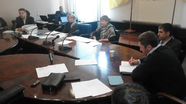 Голова комісії Валентина Панкуліч (у центрі) інколи поверталася на засідання