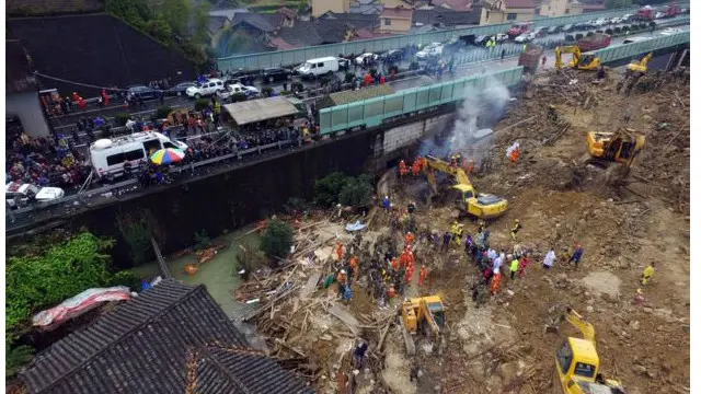 Sebagian desa masih dikepung banjir sehingga menyulitkan upaya pencarian dan penyelamatan. 