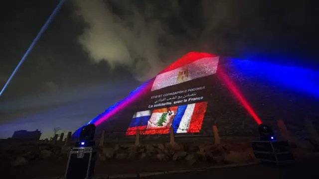 اہرام مصر کو روس، لبنان اور فرانس کے پرچموں کی بتیوں سے روشن کیا گیا۔ 