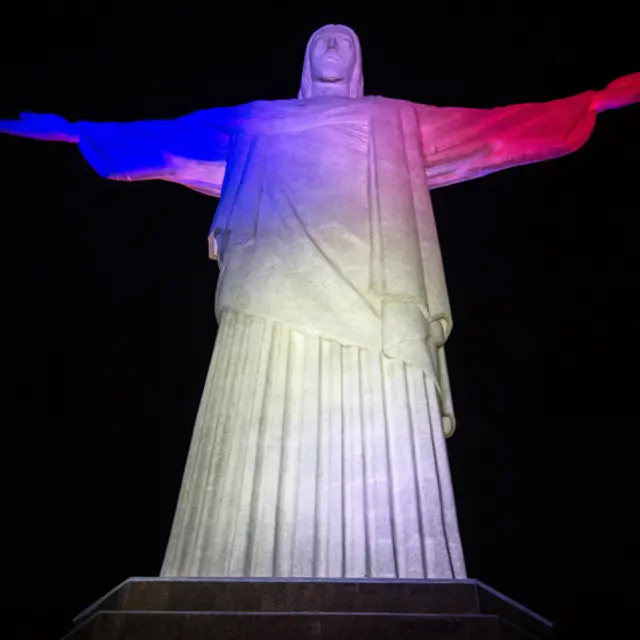 برازیل کے شہر ریو ڈی جنیرو میں پہاڑی پر واقع مجسمہ۔