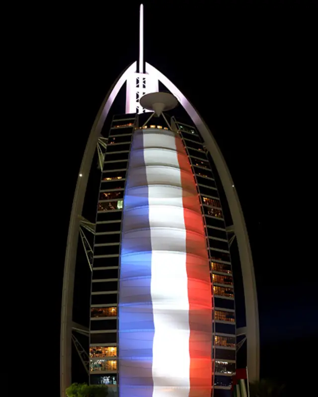 دبئی میں برج الخلیفہ پر فرانس کے پرچم کے رنگ کی بتیاں جلائی گئیں۔