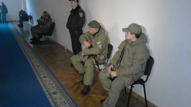 Автоматники в приміщенні, де засідала міська виборча комісія