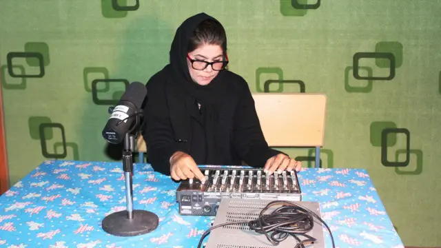 آغلې حسن وړاندې بي بي سي ته ویلي وو، د رادیو پروګرام یې د تېر سپتمبر پر ۲۸مه هغه مهال بند شو، چې طالبان کندوز ته ننوتل. 