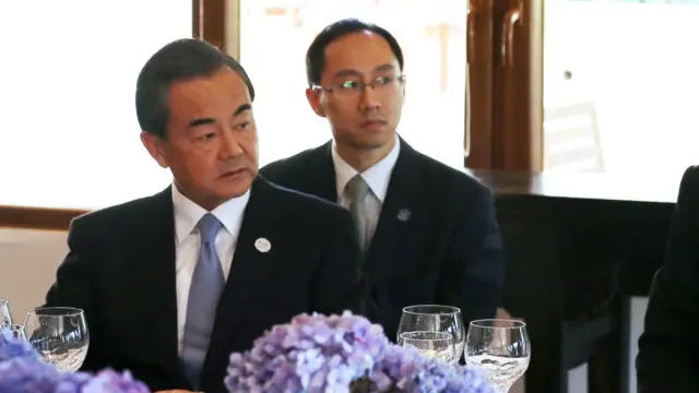 中国外交部长王毅（左）与土耳其外长瑟纳尔勒奥卢15日出席G20外长非正式工作午餐会。