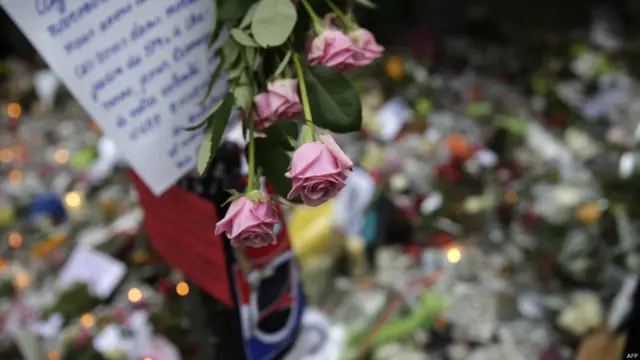 #PrayForParis, #IStandWithParis, dan #PrayForPeace adalah beberapa tagar yang muncul setelah terjadinya serangan di Paris. 