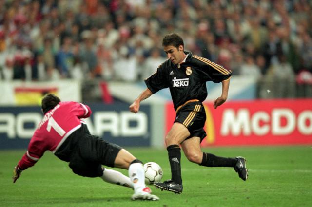 La octava Copa de Europa no tardó en llegar. Raúl anota su tanto en la goleada 3-0 del Real Madrid sobre el Valencia en 2000.