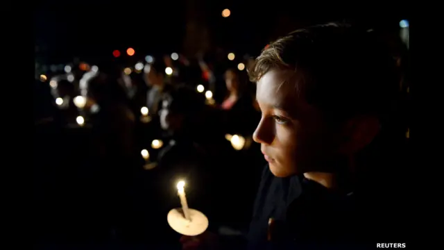 Người dân cũng tụ tập để thắp nến tưởng niệm tại Brooklyn, thành phố New York, Hoa Kỳ.