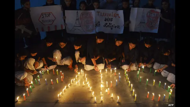 Một nhóm nữ sinh đang thắp nến tưởng niệm tại một trường học nữ ở Amritsar thuộc bang Punjab của Ân Độ.